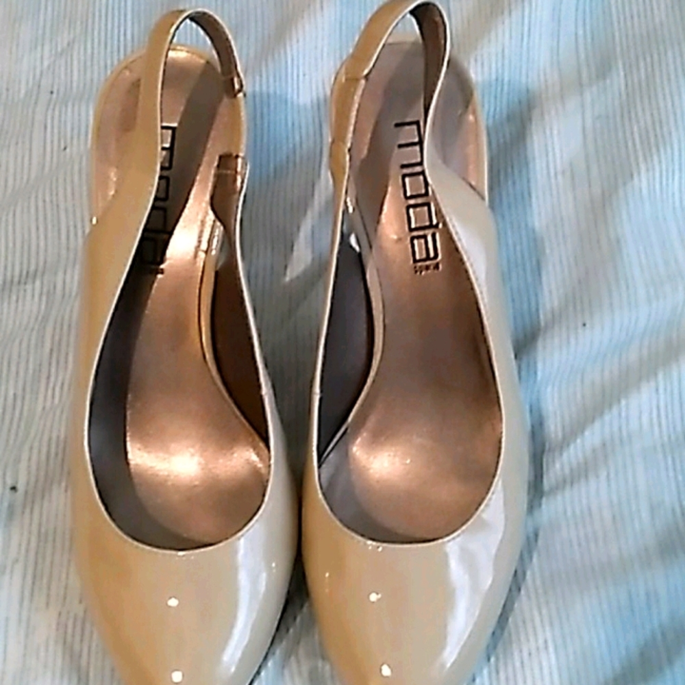 Moda Spana nude slingback closed toe heel